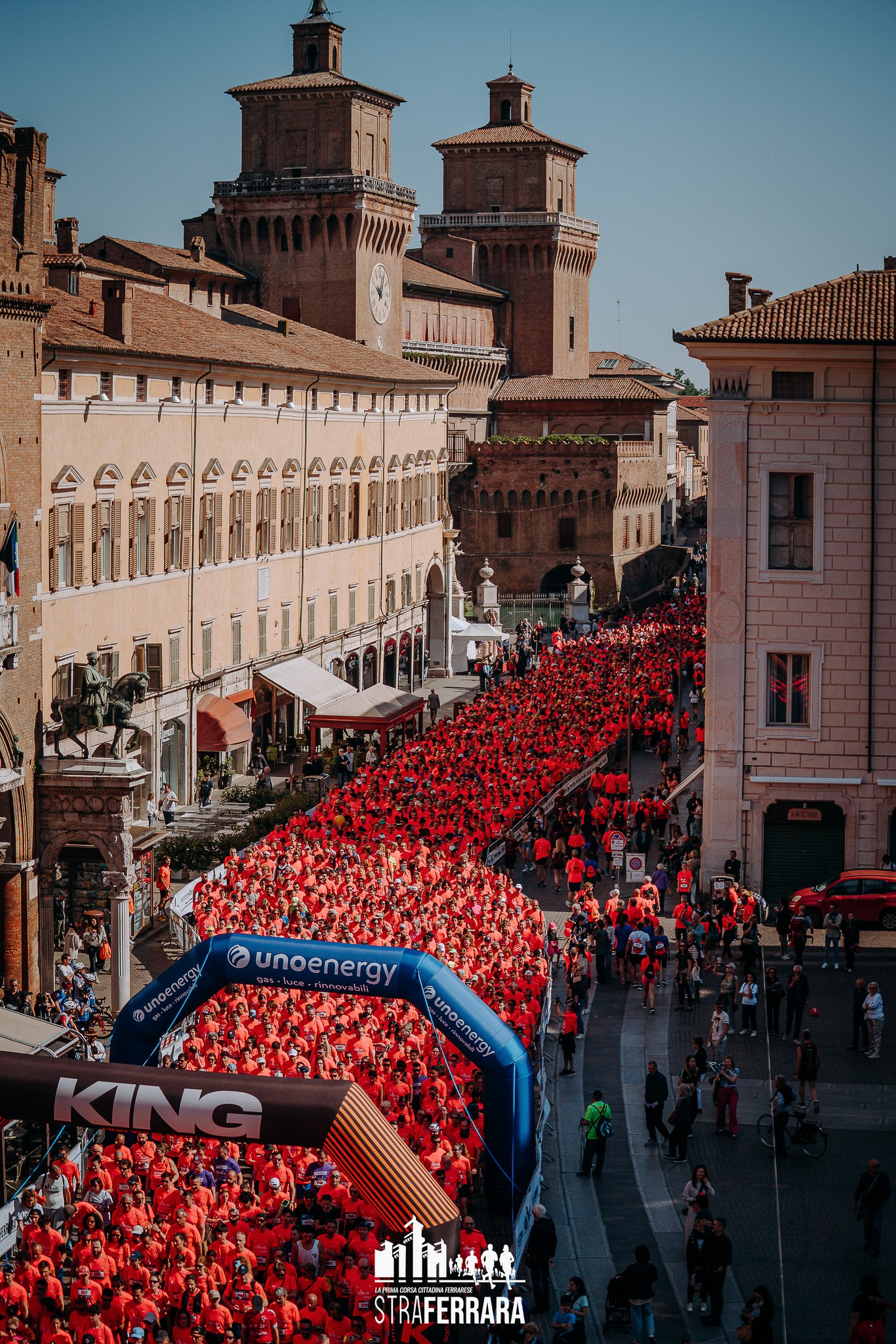 Partecipanti alla StraFerrara nel centro di Ferrara