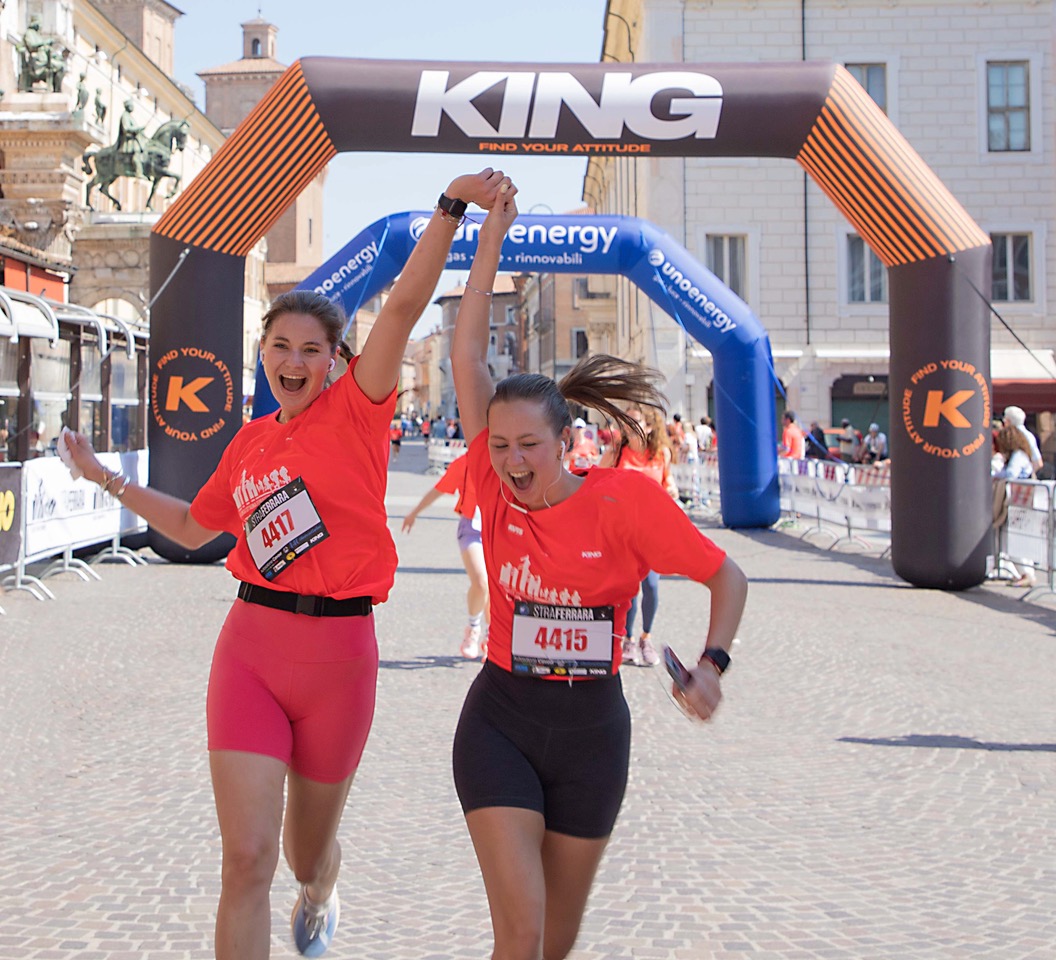 Due ragazze felici partecipano alla StraFerrara