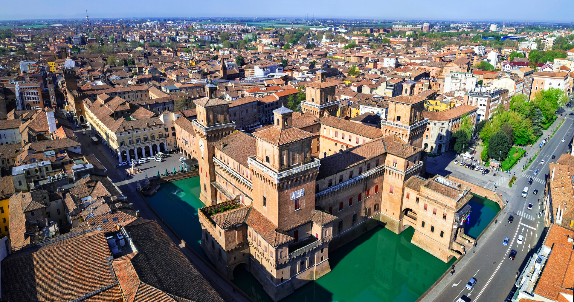 Panorama aereo di Ferrara con Castello Estense e centro storico