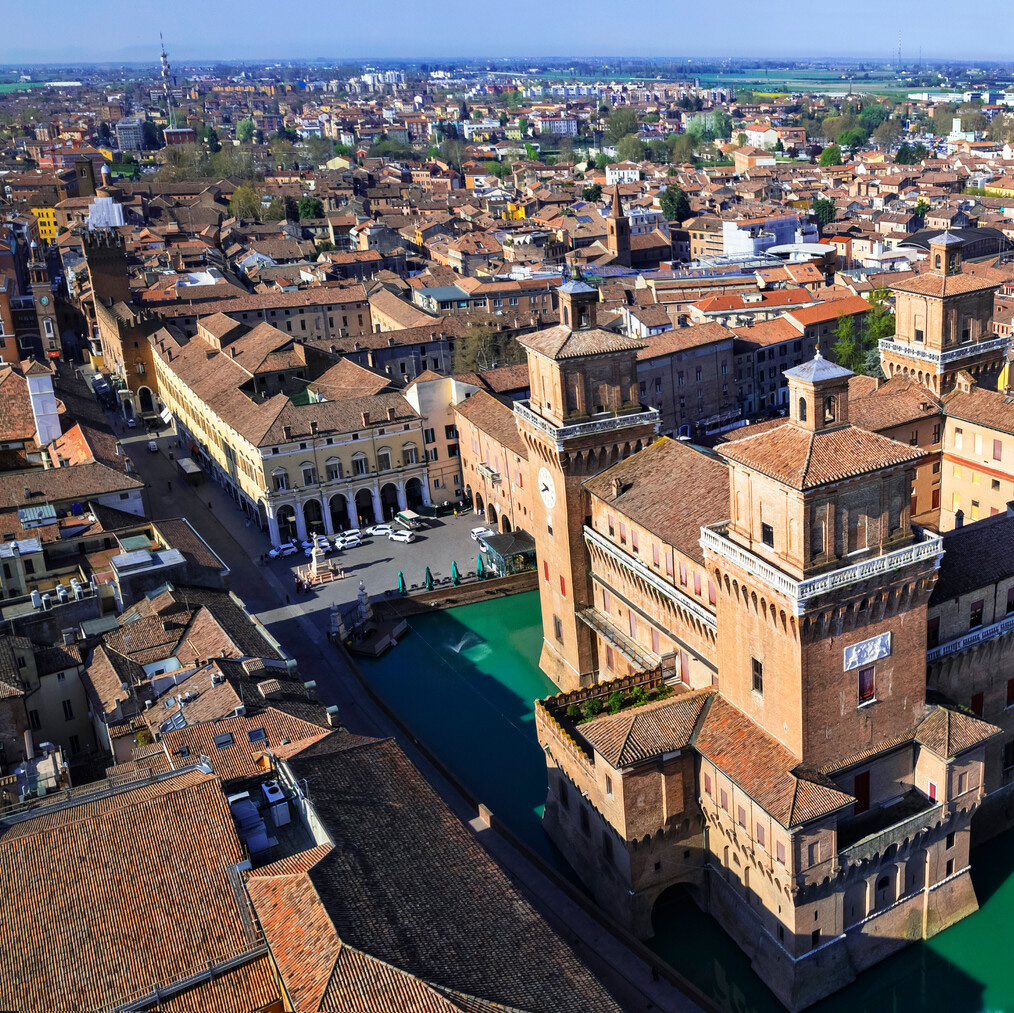 Panorama aereo di Ferrara con Castello Estense